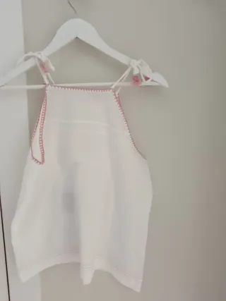 Blusa tirantes blanca con detalles rosa