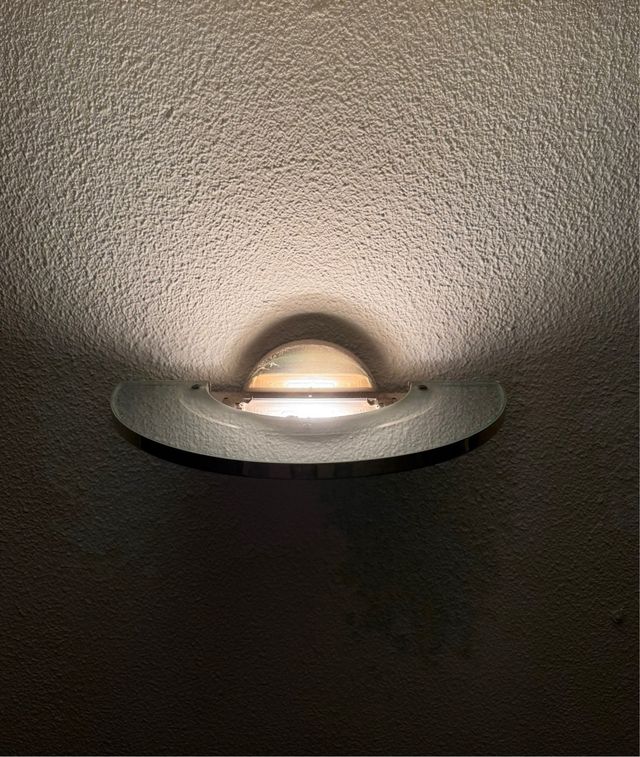 Lámpara de pared dorada y blanca