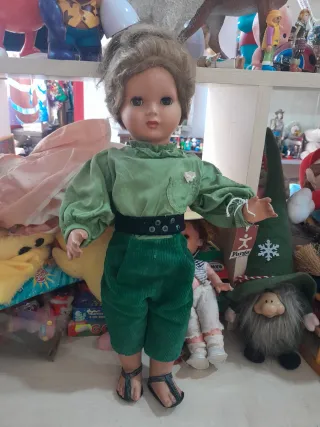 Bambola vintage vestita verde furga
