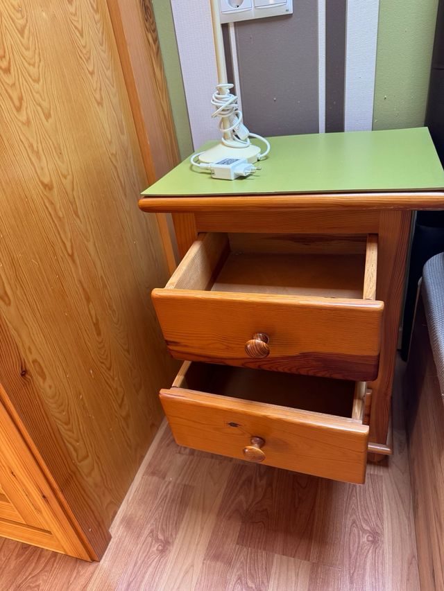 Mesita de noche madera y verde