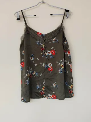 Blusa floral verde con encaje