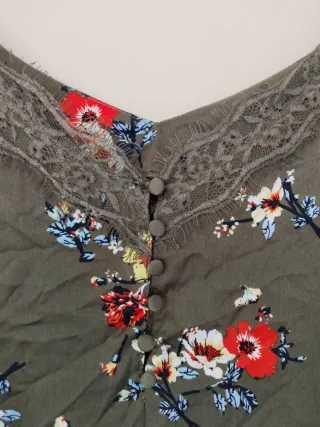 Blusa floral verde con encaje