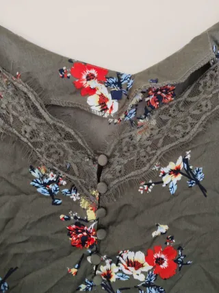 Blusa floral verde con encaje