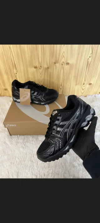 Asics negras plateadas