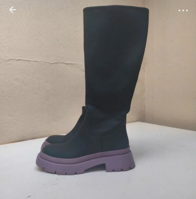 Botas altas negras y lilas