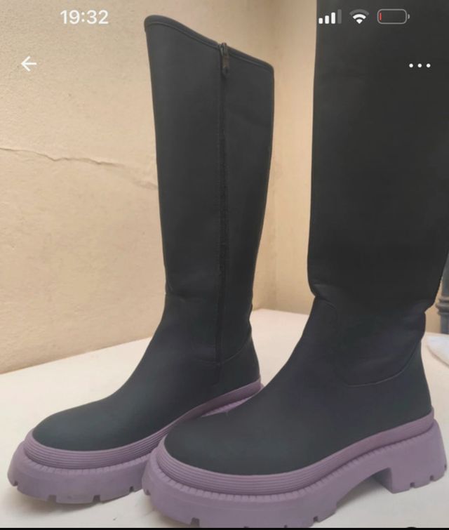 Botas altas negras y lilas