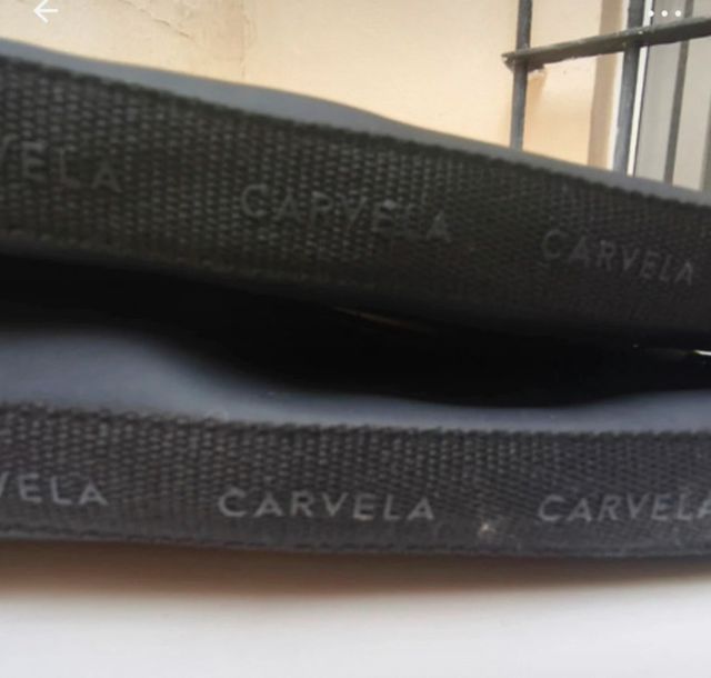 Botas altas negras y lilas