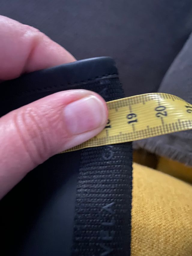 Botas altas negras y lilas