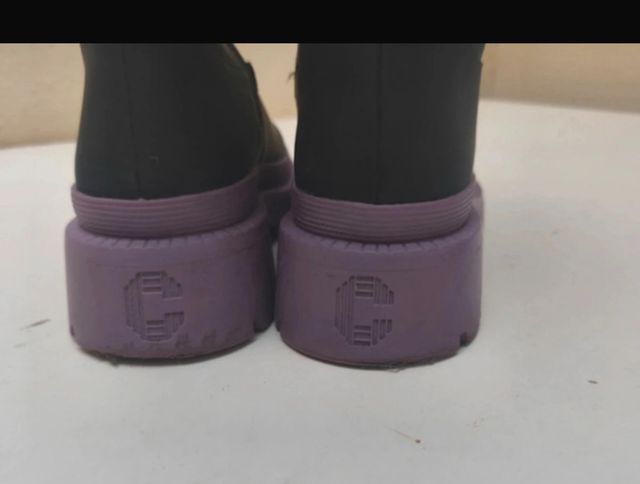 Botas altas negras y lilas