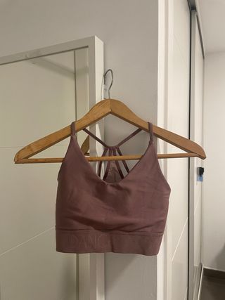 Top deportivo rosa con tirantes cruzados