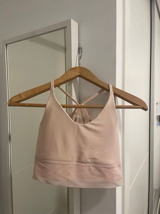 Top deportivo rosa con tirantes cruzados