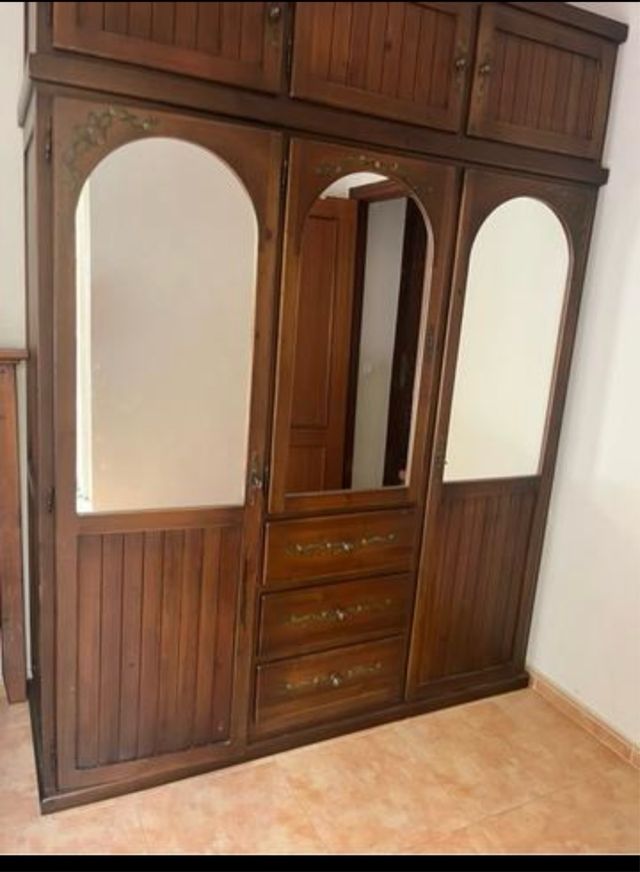 Armario de madera con 2 mesitas