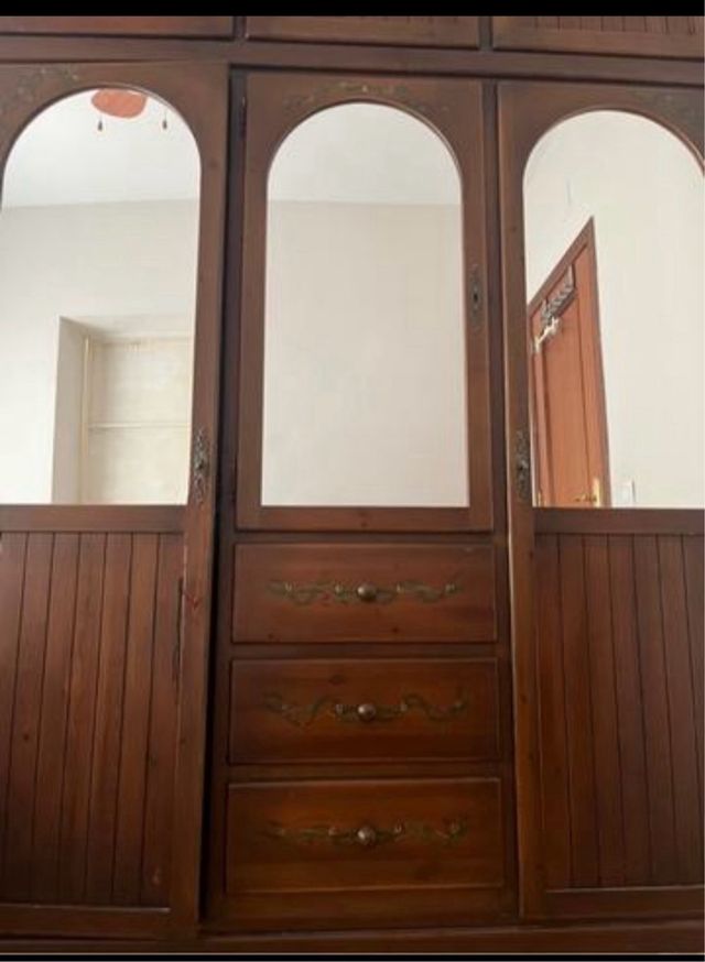 Armario de madera con 2 mesitas