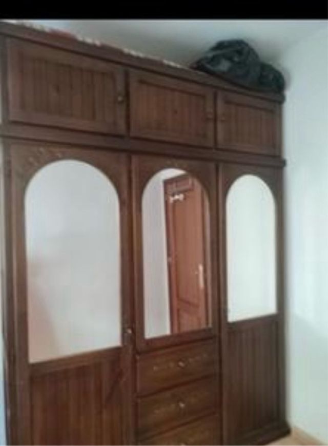 Armario de madera con 2 mesitas