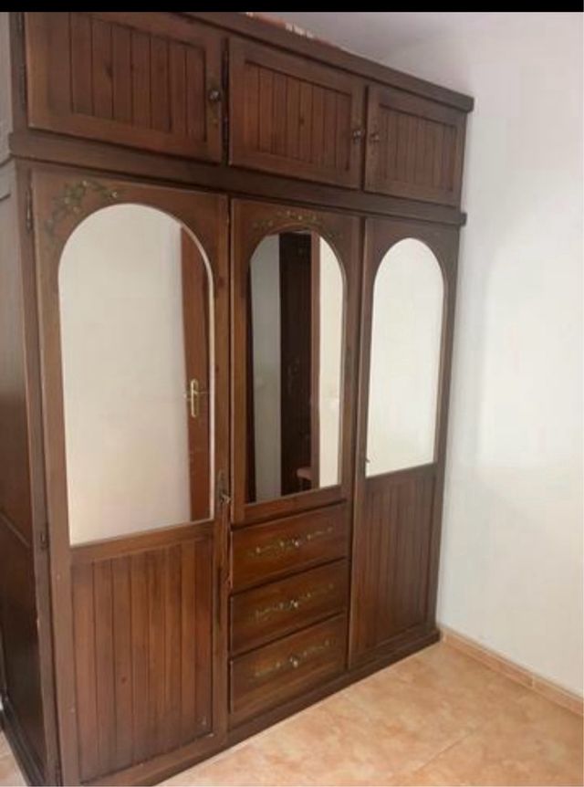 Armario de madera con 2 mesitas