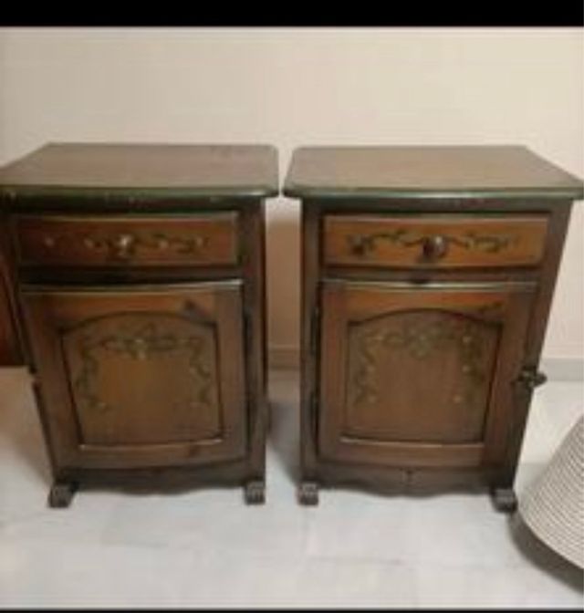 Armario de madera con 2 mesitas