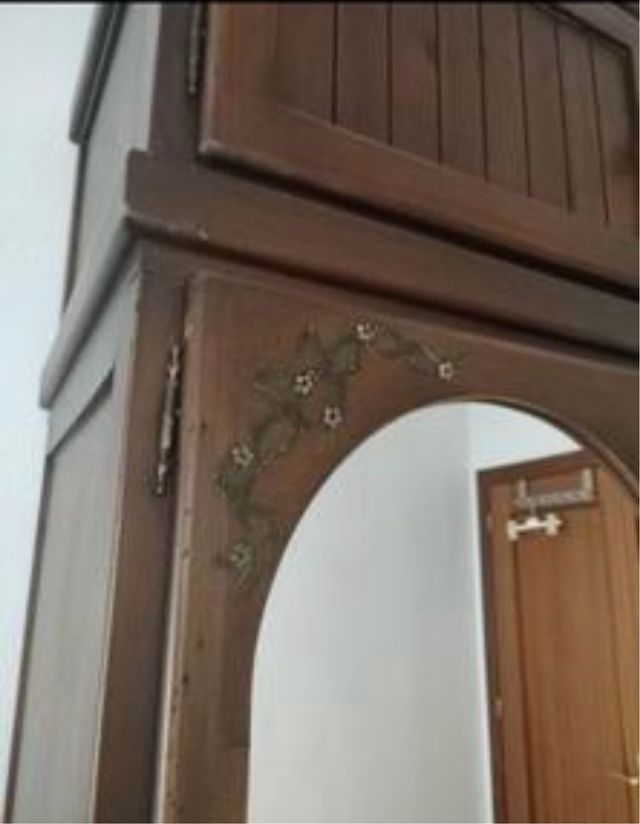 Armario de madera con 2 mesitas