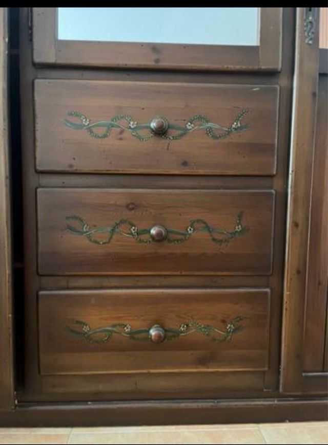 Armario de madera con 2 mesitas