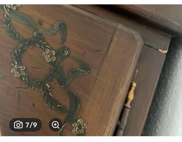 Armario de madera con 2 mesitas