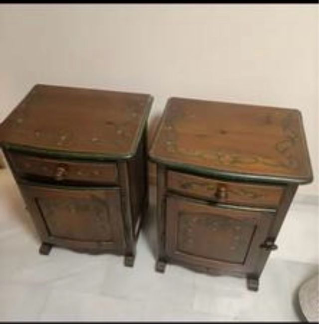 Armario de madera con 2 mesitas