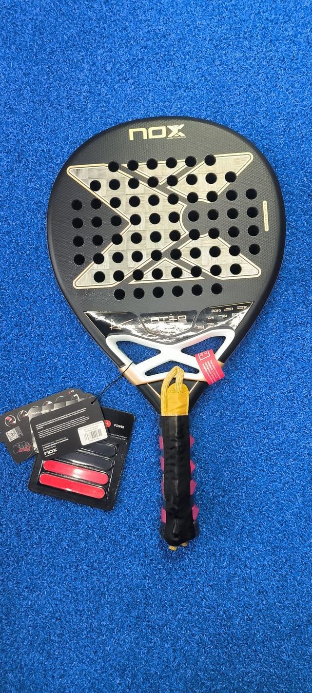 Pala de pádel NOX AT10 18K 2026