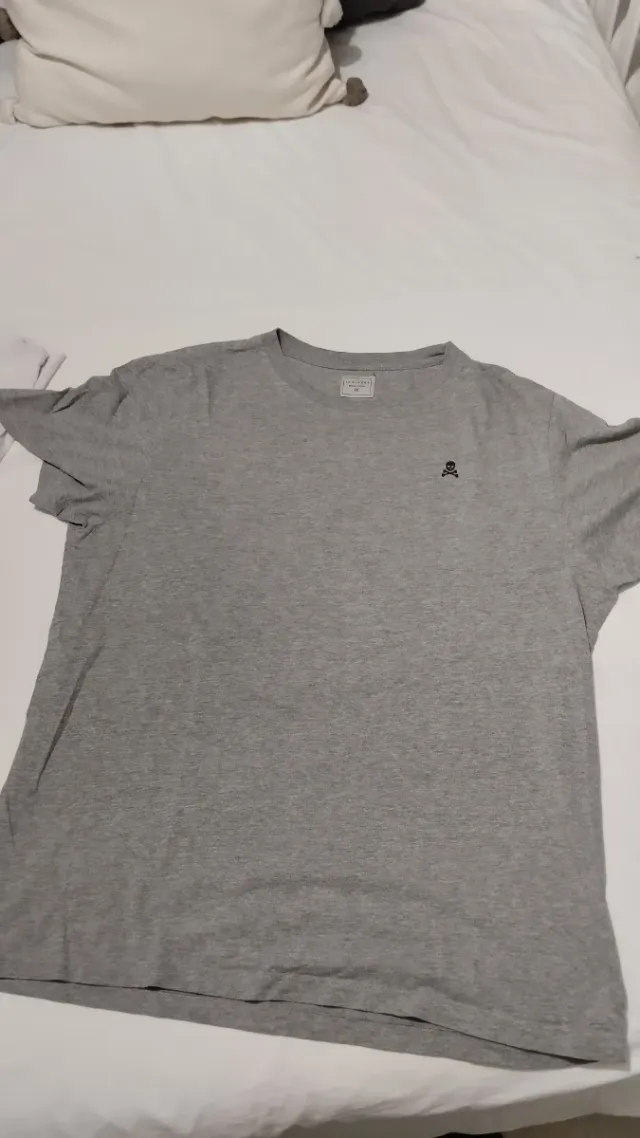 Camiseta gris con logo calavera