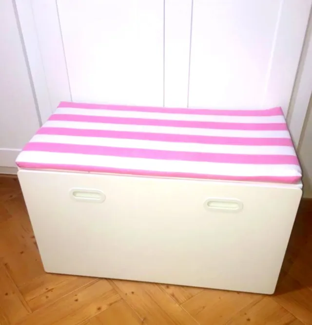 Arcón Ikea con cojín rayas rosa y blanco