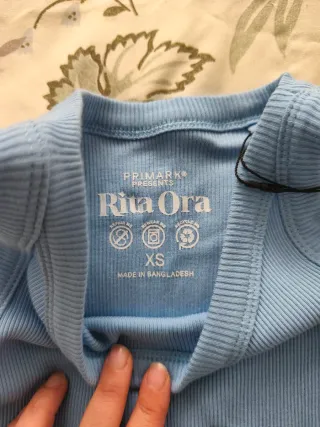 Camiseta sin mangas azul Rita Ora