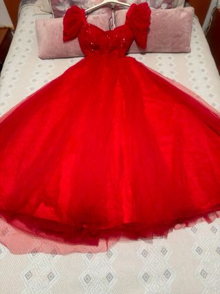 Vestido de fiesta rojo con volantes
