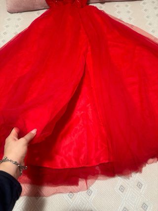 Vestido de fiesta rojo con volantes