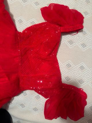 Vestido de fiesta rojo con volantes