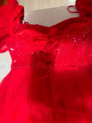 Vestido de fiesta rojo con volantes