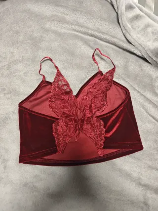 Top de satén rojo con encaje