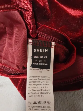 Top de satén rojo con encaje