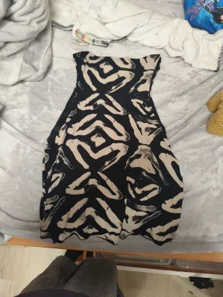 Camiseta estampada negra y beige