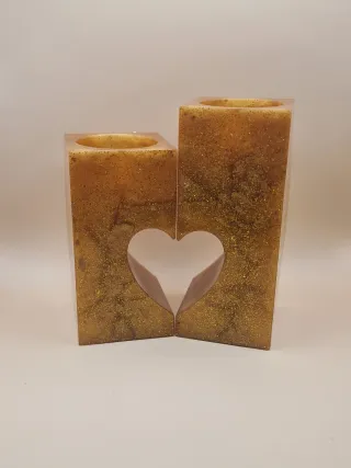 Portacandele a forma di cuore in resina dorata
