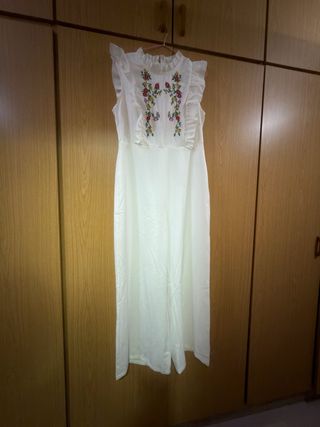 Mono blanco con bordado floral