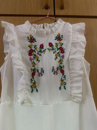 Mono blanco con bordado floral