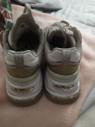 Zapatillas Buffalo Doradas y Blancas