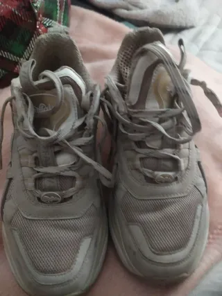 Zapatillas Buffalo Doradas y Blancas