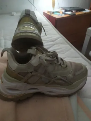 Zapatillas Buffalo Doradas y Blancas