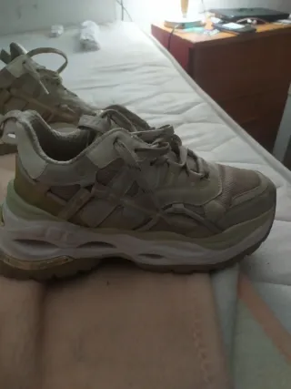 Zapatillas Buffalo Doradas y Blancas