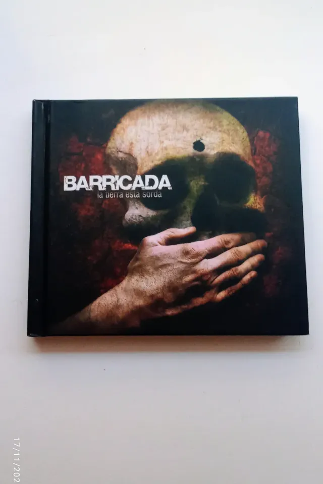 Libro y CD Barricada - La Tierra Está Sorda