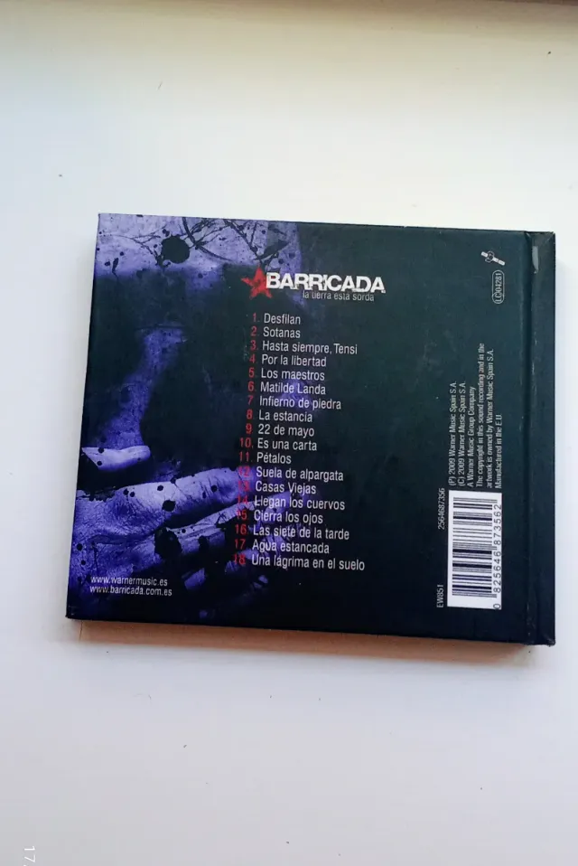 Libro y CD Barricada - La Tierra Está Sorda