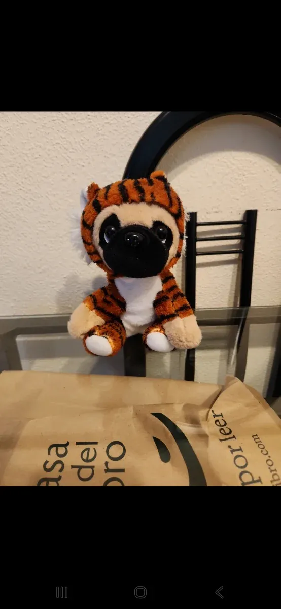 Peluche Pug con disfraz de tigre