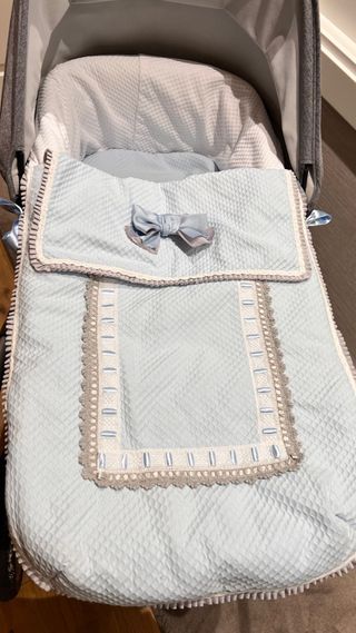 Saco para carrito de bebé azul, gris y blanco