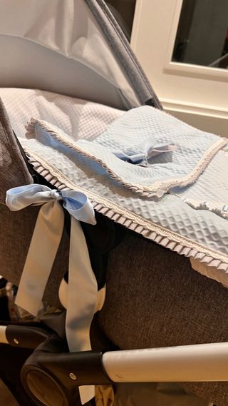 Saco para carrito de bebé azul, gris y blanco