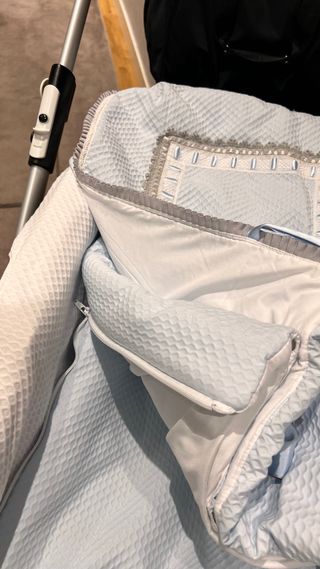 Saco para carrito de bebé azul, gris y blanco
