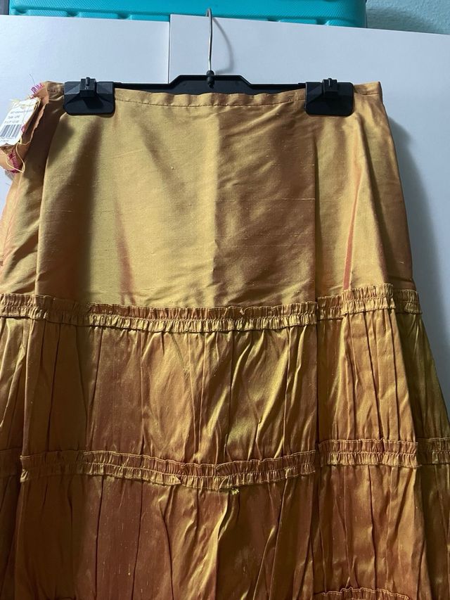 Falda dorada satinada talla M nueva