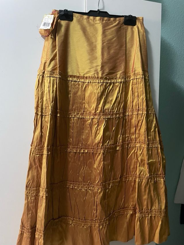 Falda dorada satinada talla M nueva